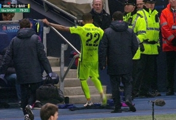 VIDEO: Dani Alves tức giận đá vỡ chai nước khi bị thay ra